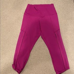 Lululemon RARE crop magenta 6 great condition
